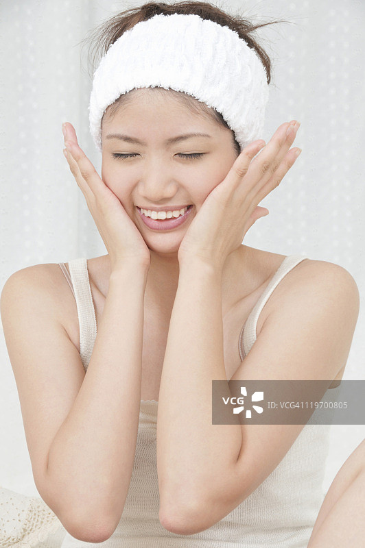 年轻女人揉脸图片素材