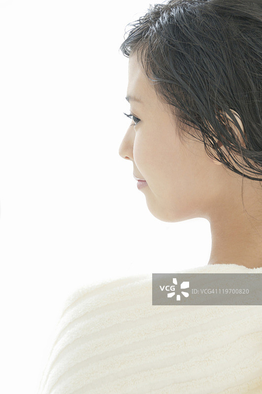 年轻女人的侧面图片素材