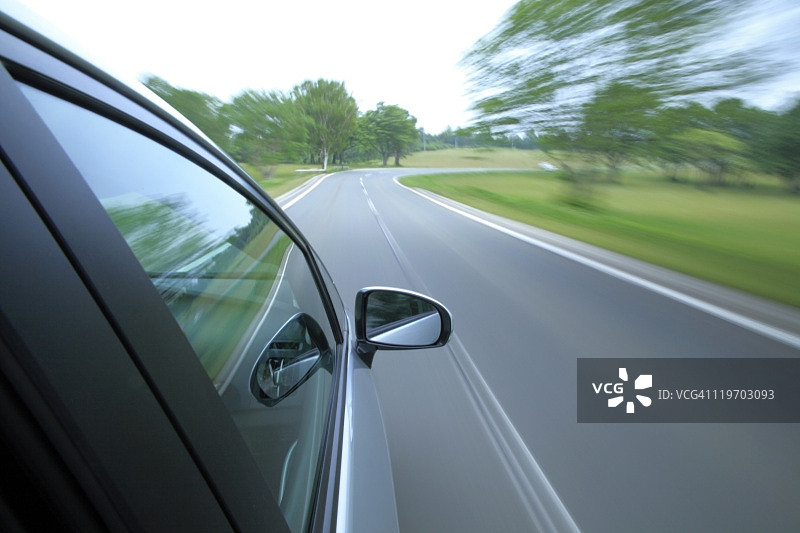 疾驰的汽车图片素材