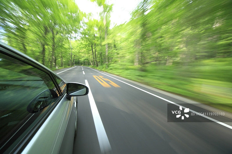 疾驰的汽车图片素材