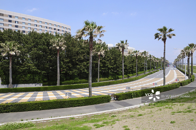 位于日本本州千叶县浦安市舞滨的蜿蜒道路图片素材
