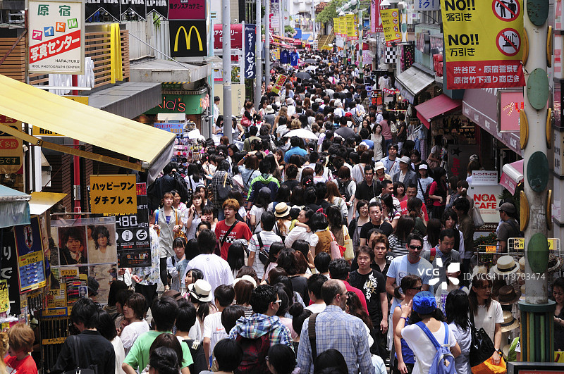 日本东京涩谷区原宿竹下通的人群图片素材