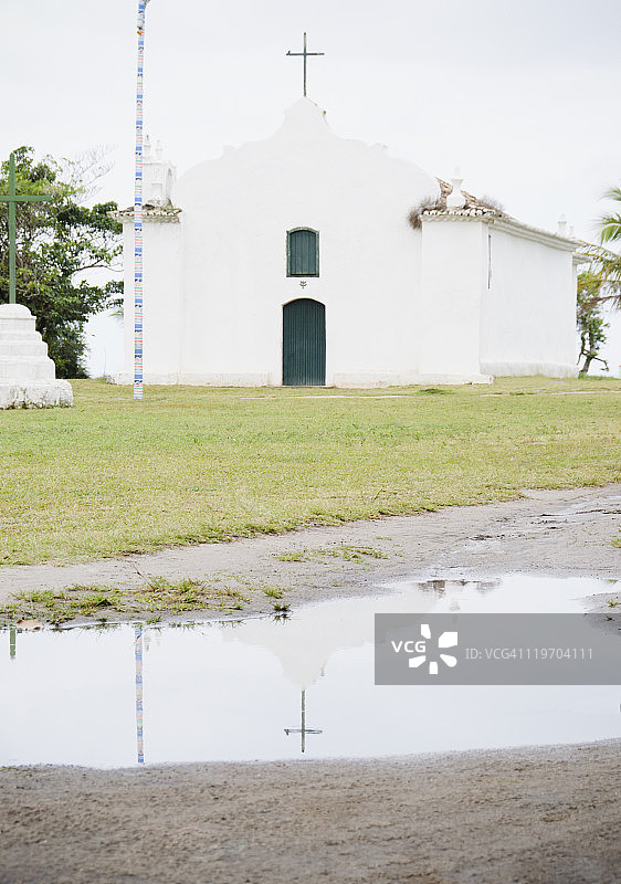 巴西巴伊亚州特兰科索教堂在水坑中的倒影图片素材