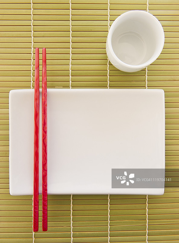 美国新泽西泽西市：竹垫上的筷子、盘子和马克杯图片素材