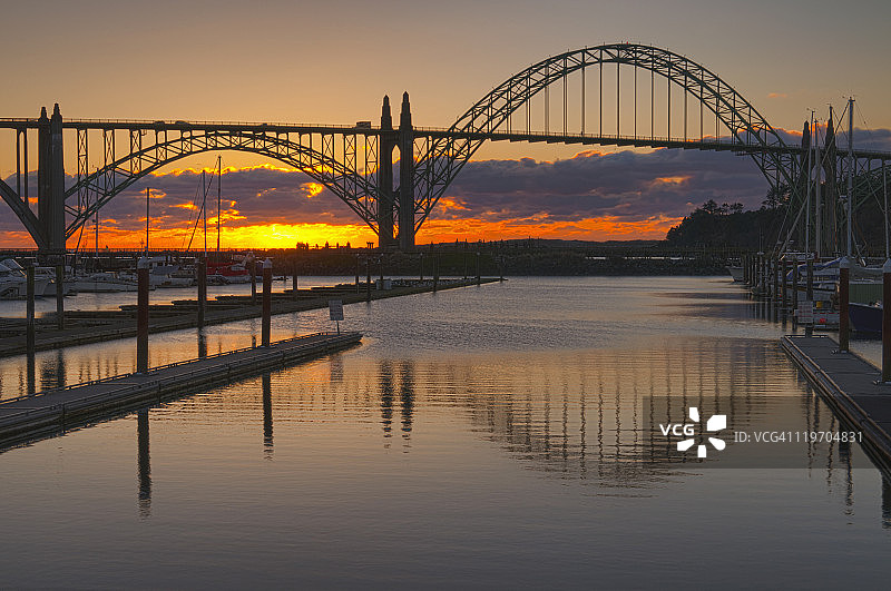 美国俄勒冈州林肯县纽波特湾大桥图片素材