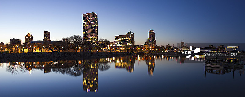 美国威斯康星州密尔沃基：密歇根湖上的城市天际线图片素材
