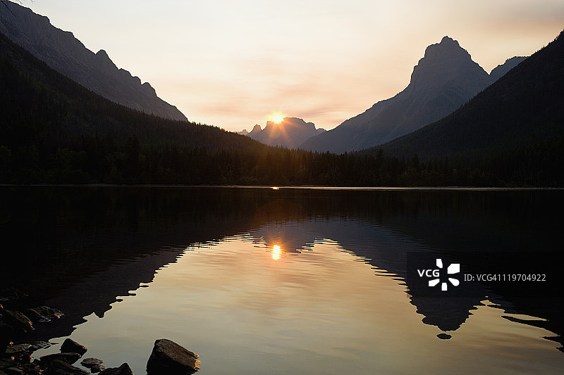美国蒙大拿州冰川国家公园金特拉湖风光图片素材