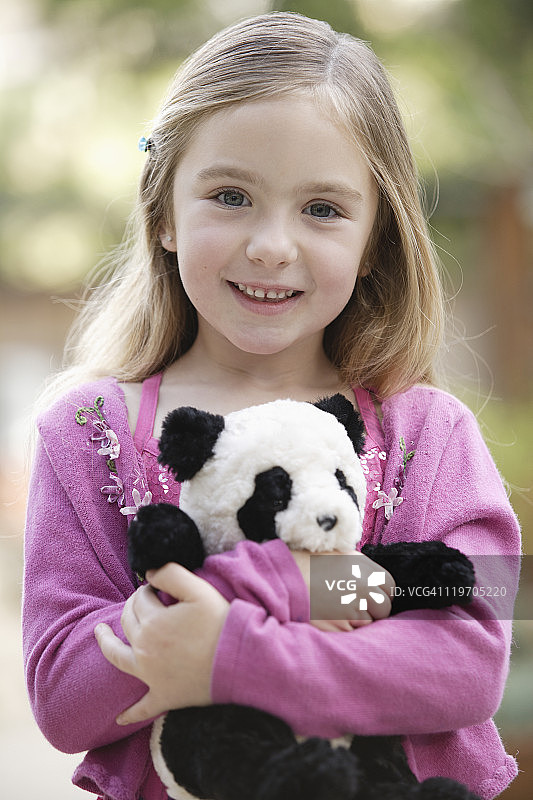 美国加利福尼亚州洛杉矶，拿着熊猫玩具的女孩肖像（4-5岁）图片素材