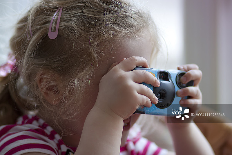 手持相机的小女孩图片素材