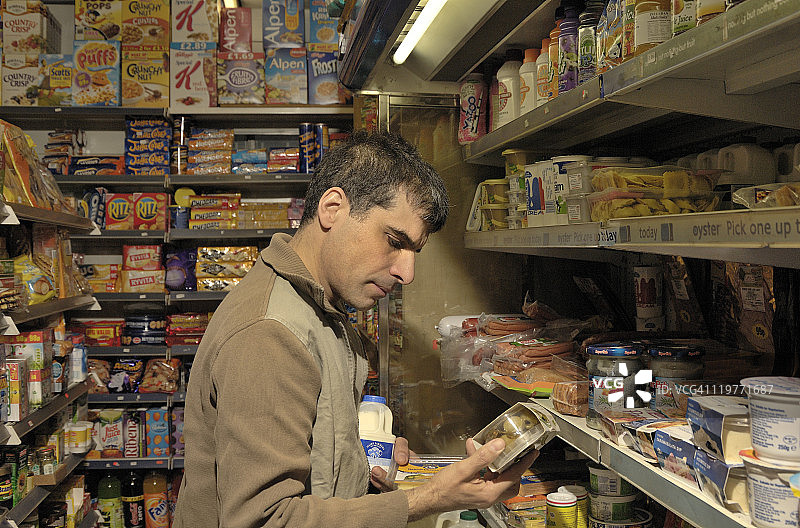 购物者查看食品的价格标签图片素材