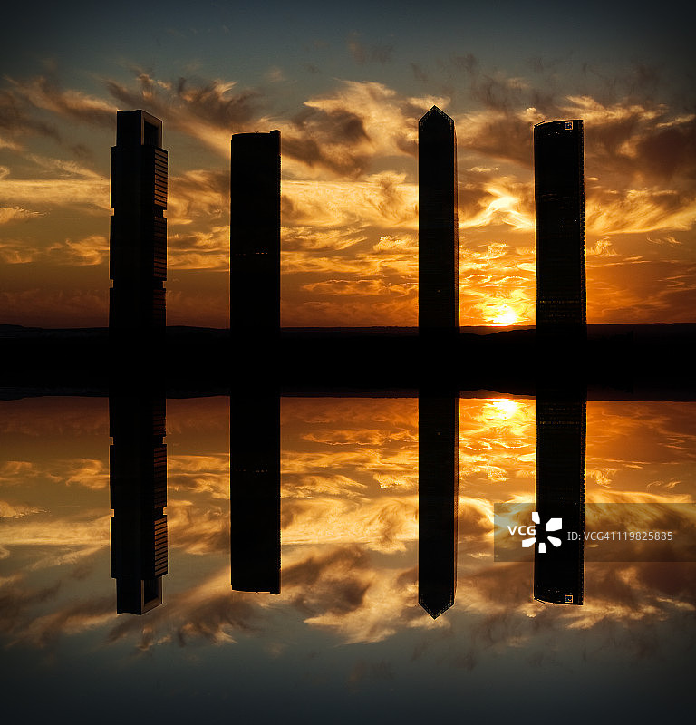 马德里天际线倒影图片素材