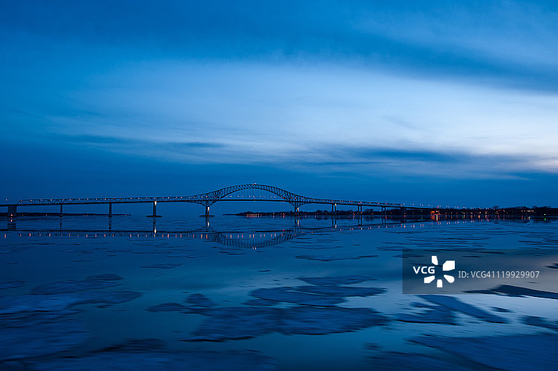 加拿大魁北克省三河市拉维奥莱特桥图片素材