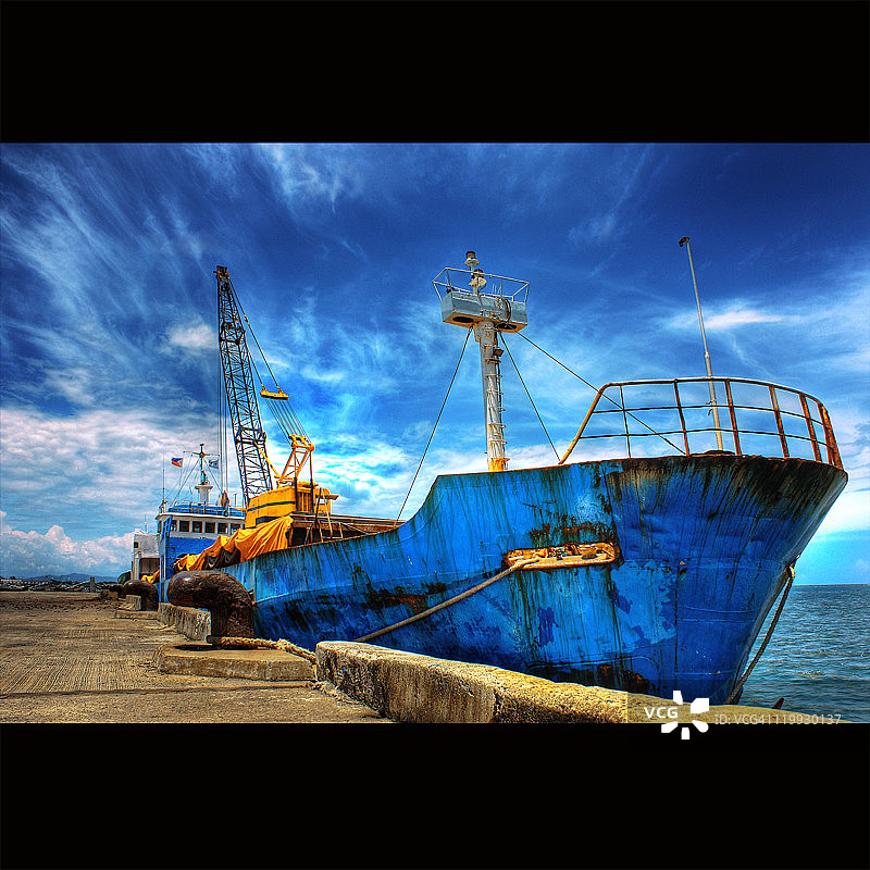 蓝天下的船只图片素材