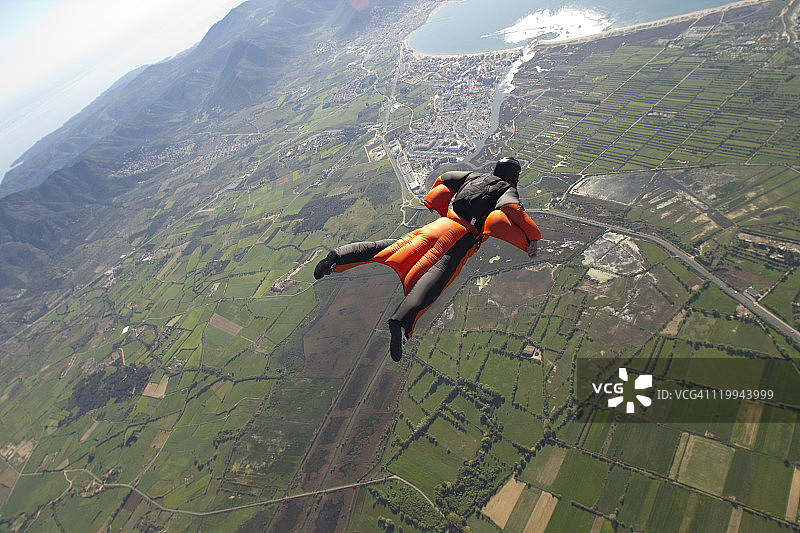 身穿橙色连体服、带翅膀的男人图片素材