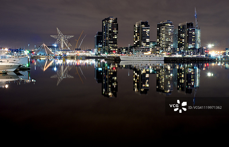 墨尔本夜晚的码头区天际线图片素材