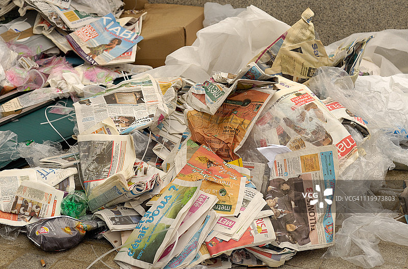 街道上的纸和塑料垃圾图片素材