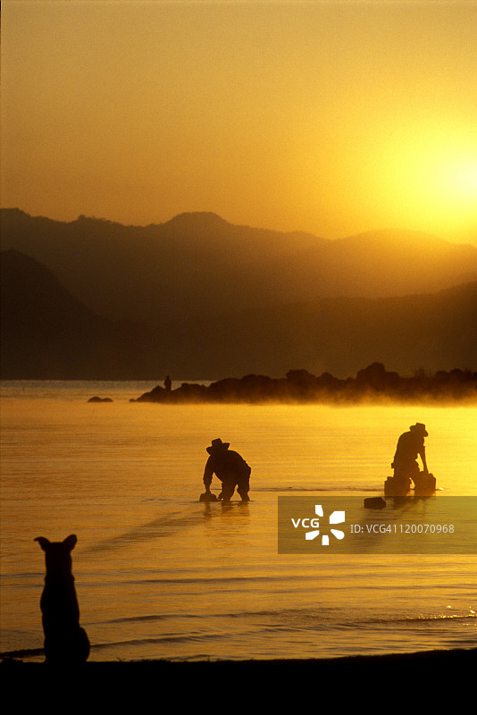 危地马拉阿蒂特兰湖玛雅人取水图片素材