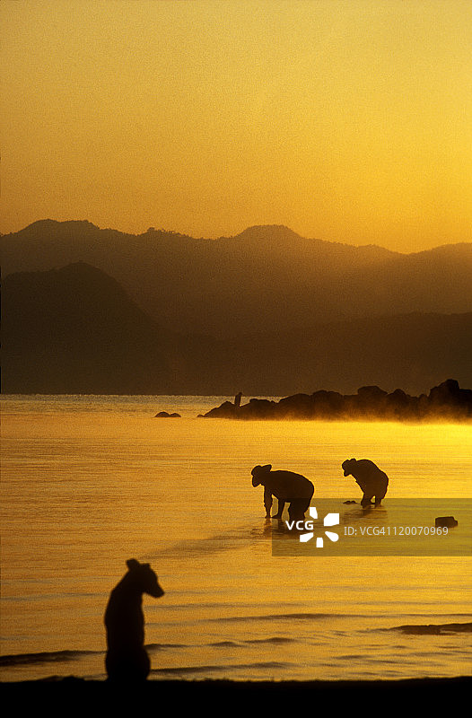 危地马拉阿蒂特兰湖玛雅人取水图片素材