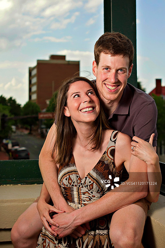 女人满怀爱意地看着她的未婚夫图片素材