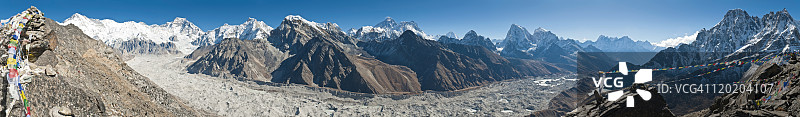 珠穆朗玛峰喜马拉雅山脉冰川山峰全景（昆布，尼泊尔）图片素材