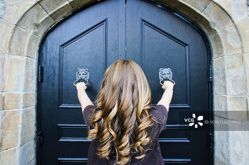 开门的卷发女孩图片素材