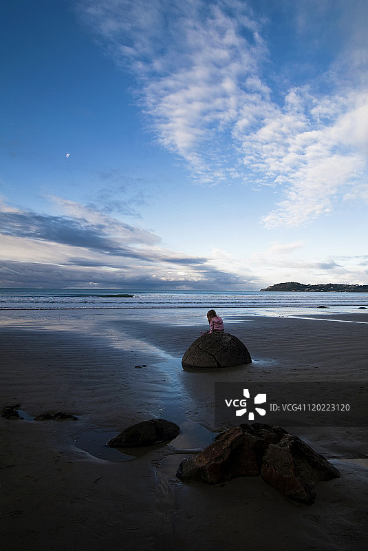 孩子与摩拉基圆石的月出图片素材