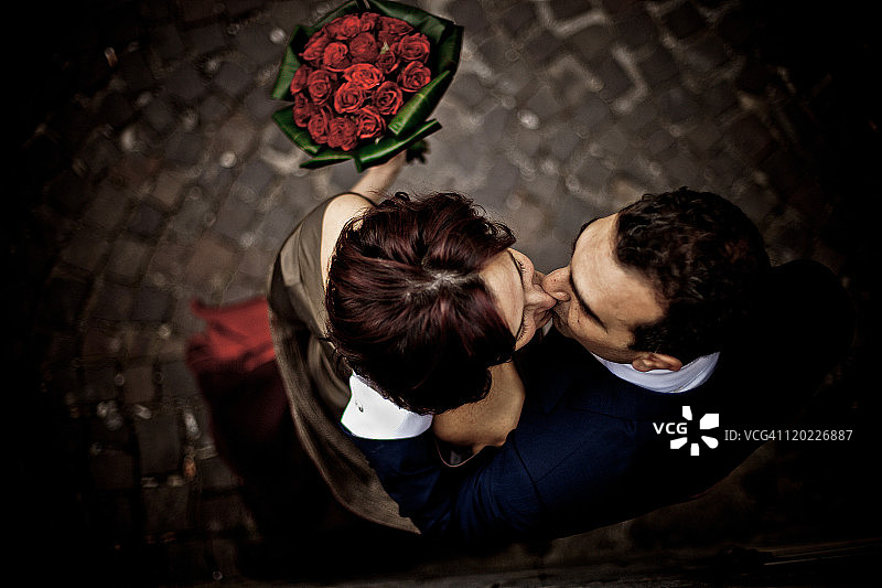 情侣接吻图片素材