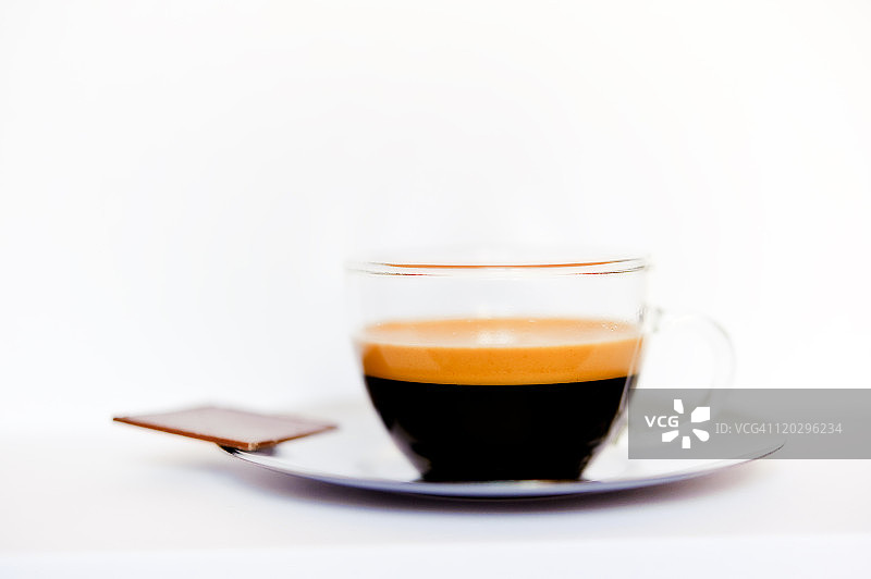 透明杯中的浓缩咖啡与巧克力图片素材