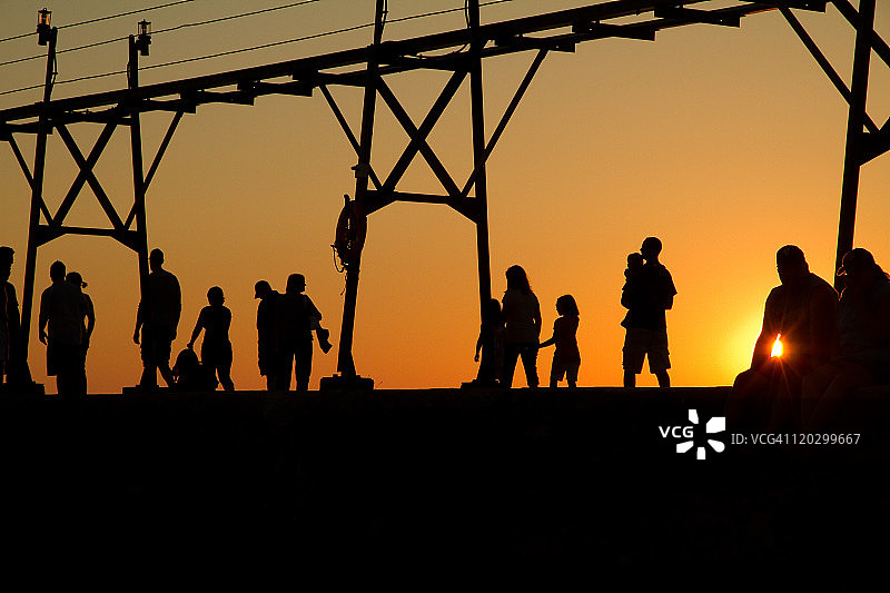 日落时分的人物剪影图片素材