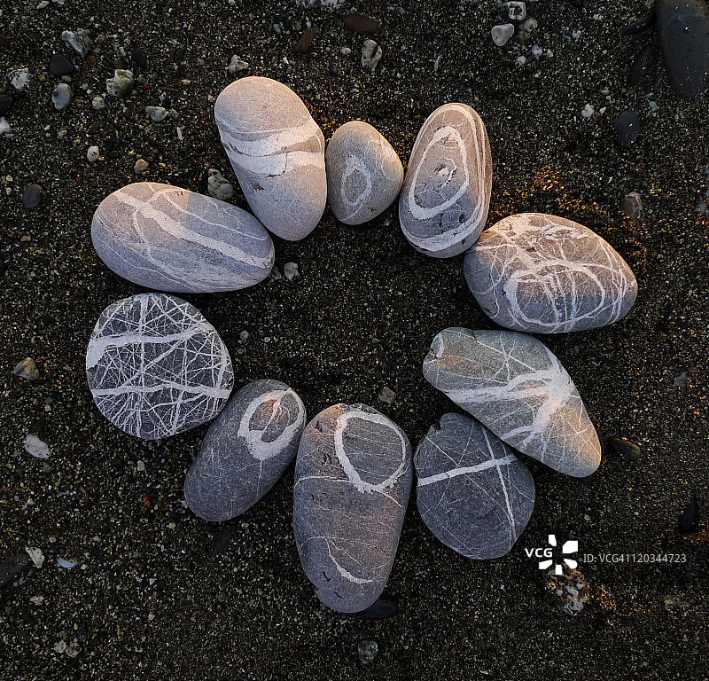 海滩上的石圈，沐浴在傍晚的光芒中图片素材