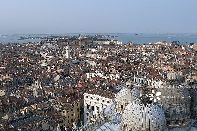 从圣马可钟楼俯瞰威尼斯图片素材