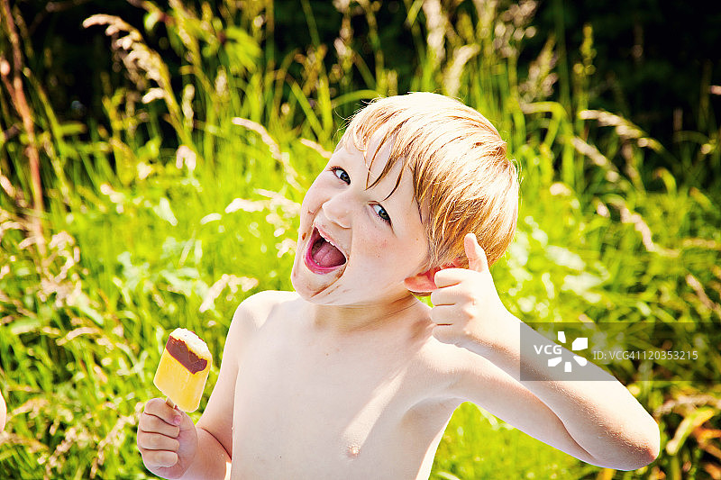 儿童竖起大拇指图片素材
