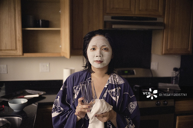 在厨房的我的女朋友图片素材