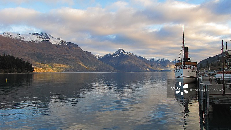 恩斯洛山和瓦卡蒂普湖图片素材