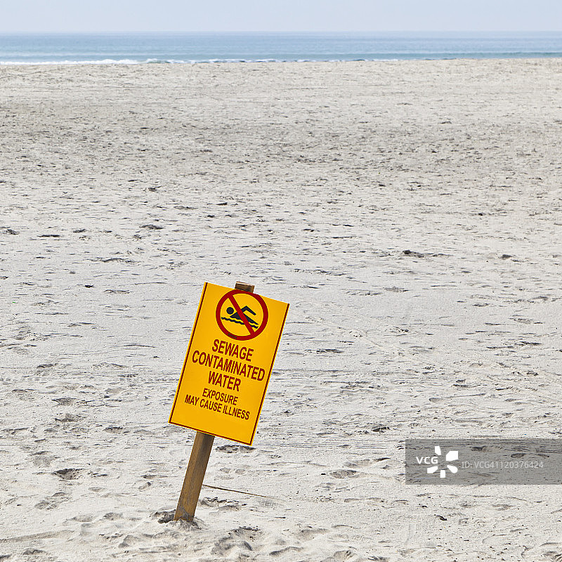 受污染水域海滩警告标志图片素材
