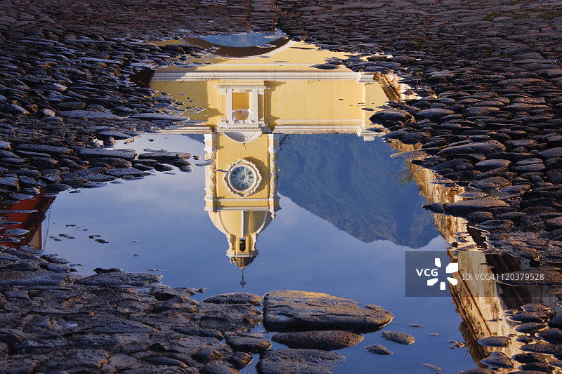 埃尔阿科和阿瓜火山倒影图片素材