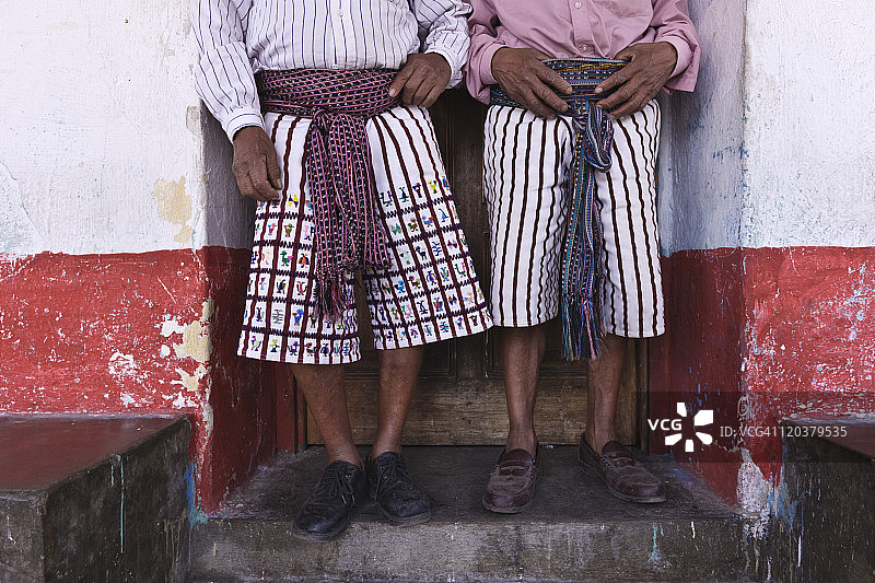 穿着传统刺绣短裤的男人们图片素材