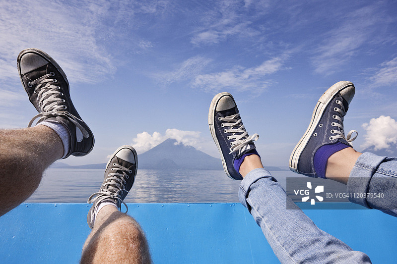 游客脚下的圣佩德罗火山图片素材