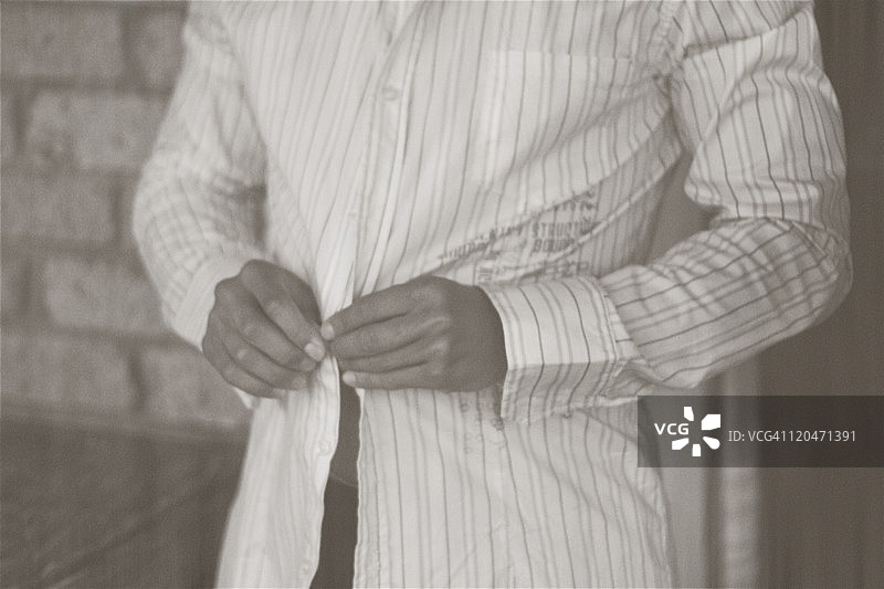 年轻男人正在穿衣服图片素材