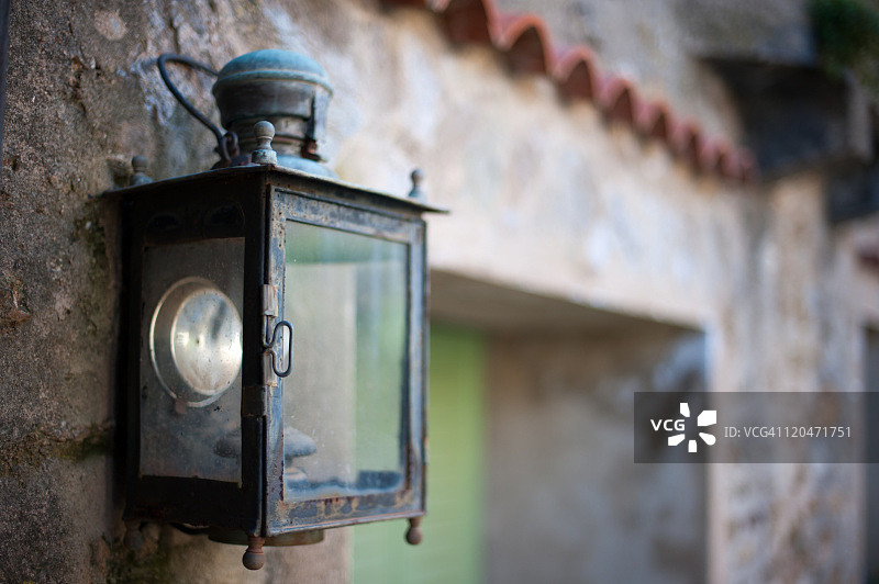 普罗旺斯，前墙上的锻铁灯笼图片素材