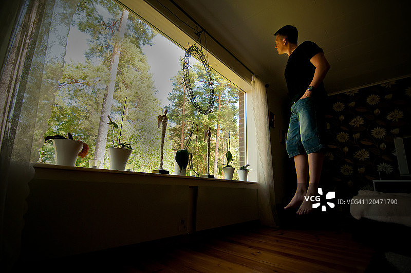 男人在窗边眺望图片素材