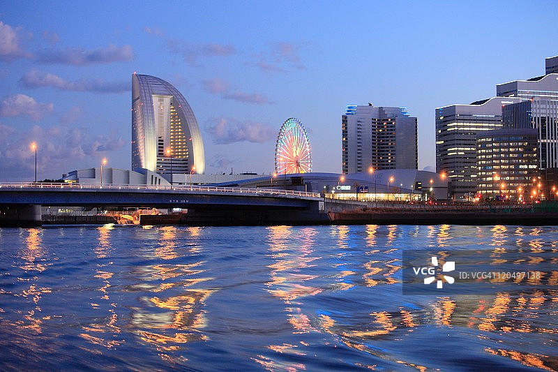 水中倒映的城市夜景图片素材