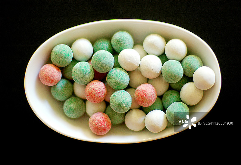 脆皮糖壳中的牛奶巧克力蛋图片素材