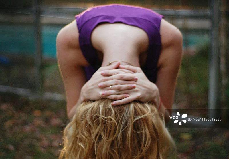 弯腰的女孩图片素材