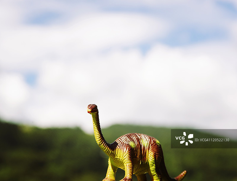 山脉附近的户外玩具恐龙图片素材