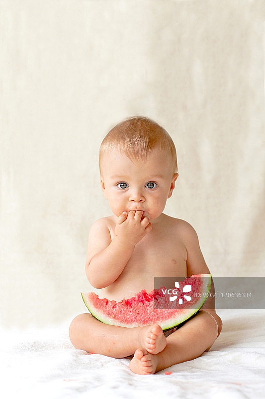 小男孩吃西瓜图片素材