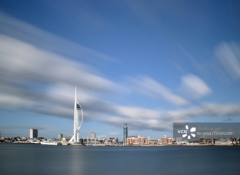 英国朴茨茅斯三角帆塔图片素材