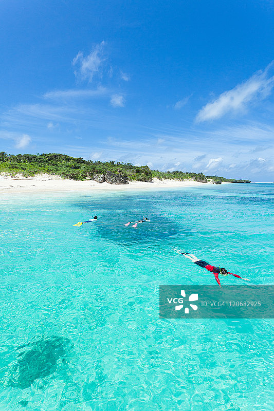 在日本冲绳珊瑚礁泻湖浮潜图片素材