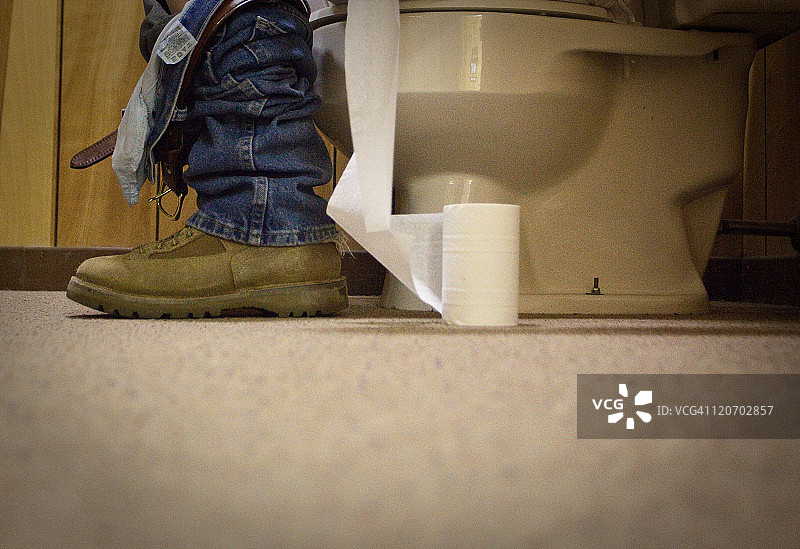 男子坐在马桶上的腰部视图图片素材