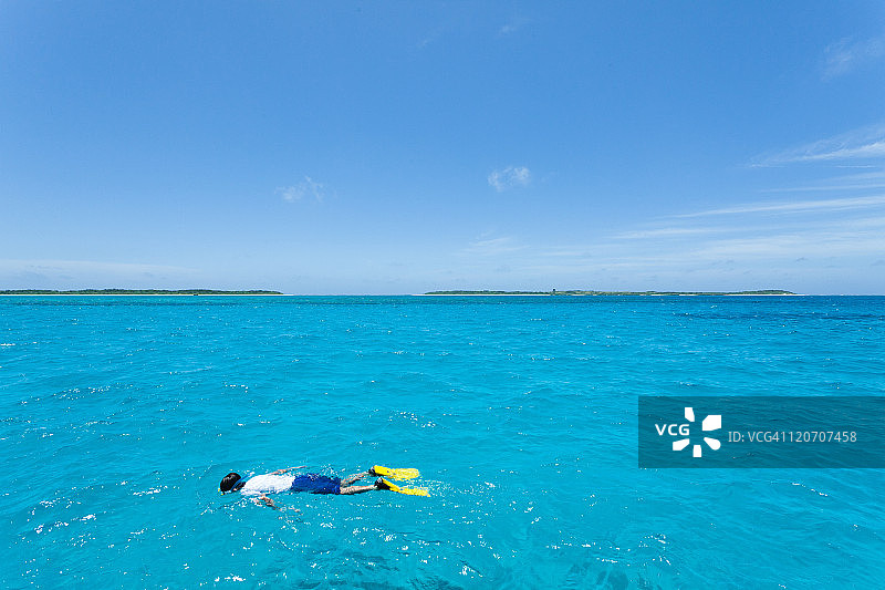 在冲绳清澈的蓝色泻湖中浮潜图片素材